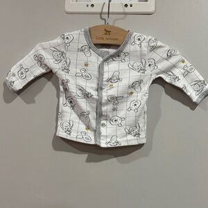 ✨5/$10✨Disney Gray and White Winnie The Pooh Button Down Shirt